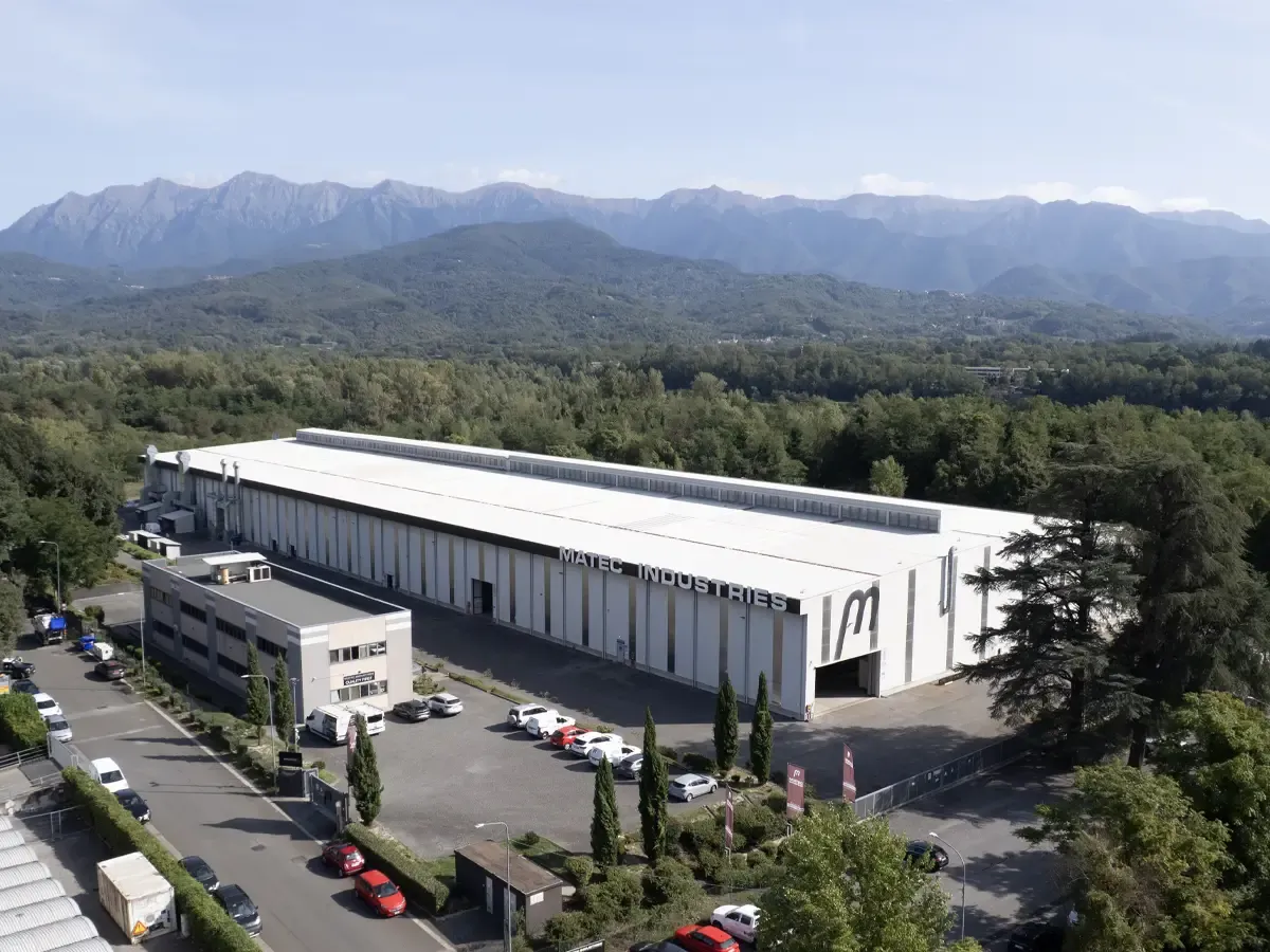 Vista dall’alto del polo produttivo Matec Industries a Mulazzo, con le Alpi Apuane sullo sfondo