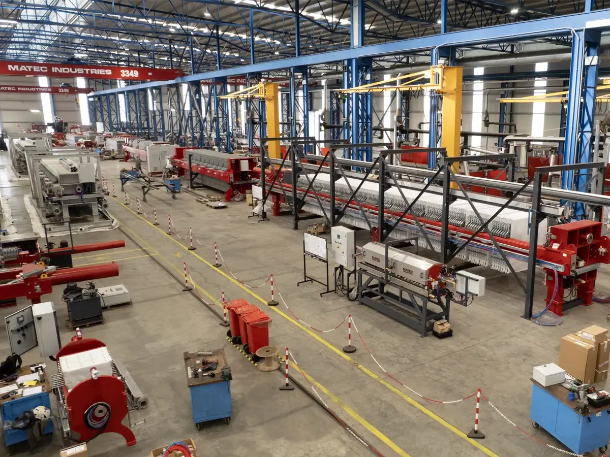 Officina di montaggio del polo di Mulazzo, con filtropresse in costruzione